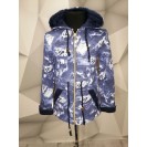 Демисезонная куртка с абстрактным принтом